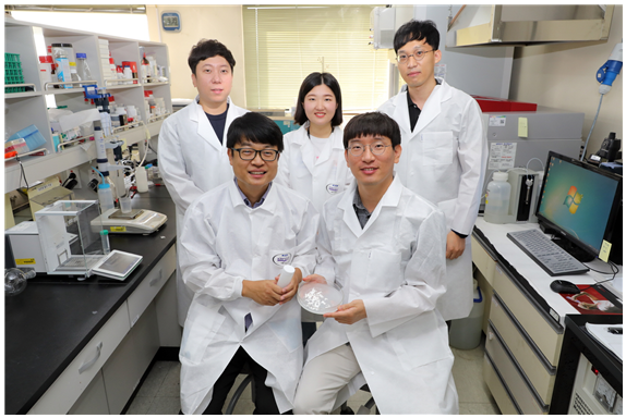 (앞 오른쪽) 한국원자력연구원 양희만 박사 연구팀