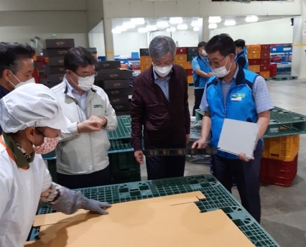 장철훈 농업경제대표이사(오른쪽 두 번째)가 경남 밀양농협 농산물유통센터를 방문해 추석 성수품 준비상황을 점검했다.