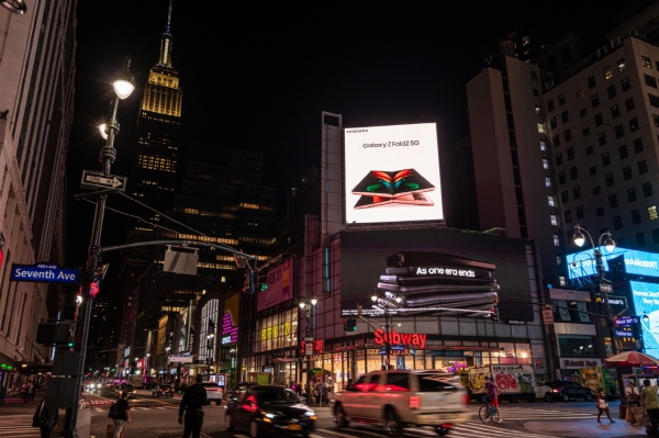 삼성 갤럭시 Z 폴드2 옥외 광고_미국 뉴욕