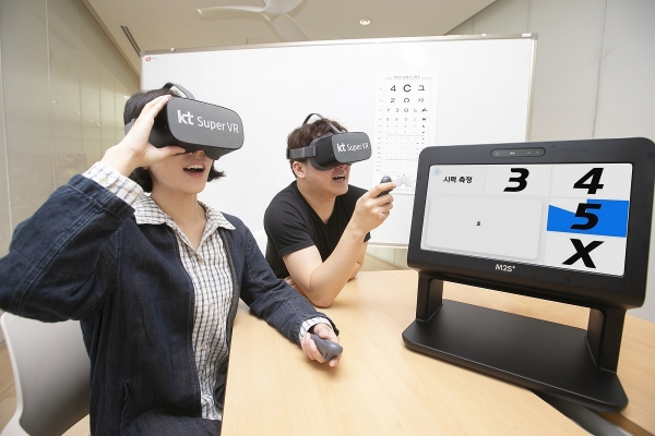 KT와 고려대 의산단, 엠투에스가 협업해 출시한 슈퍼 VR의 ‘아이 닥터 라이트’로 이용자들이 눈 건강 측정을 하는 모습
