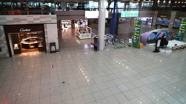 지난 12일 인천국제공항 1터미널 면세점이 한산한 모습을 보이고 있다. [사진=뉴스1]
