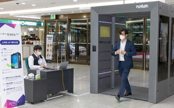 (보도사진) 한국투자증권이 본사 건물에 스마트 방역 기기 '에어샤워 게이트'를 설치했다.