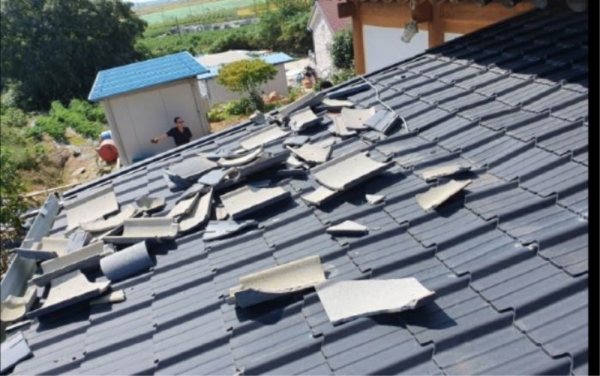 전남 영암군 삼호읍 주민 박 모 씨의 한옥 지붕 기왓장이 깨지고 파손되어 있는 모습