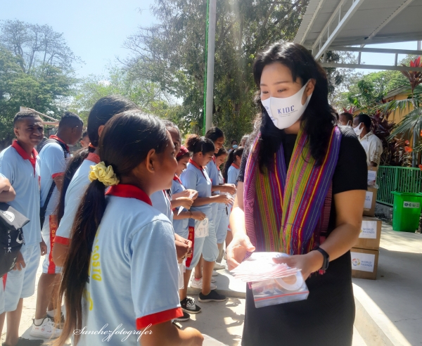 지난 2일 최은영 지부장이 딜리 시내 8월 30일 중학교에 손씻기 교육 후 학생들에게 마스크를 전달하고 있다.