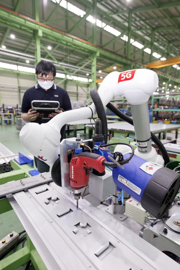 울산 ‘린노알미늄’ 공장에서 작업자가 KT 5G 스마트팩토리 ‘코봇’을 시연하는 모습[사진 KT 제공]