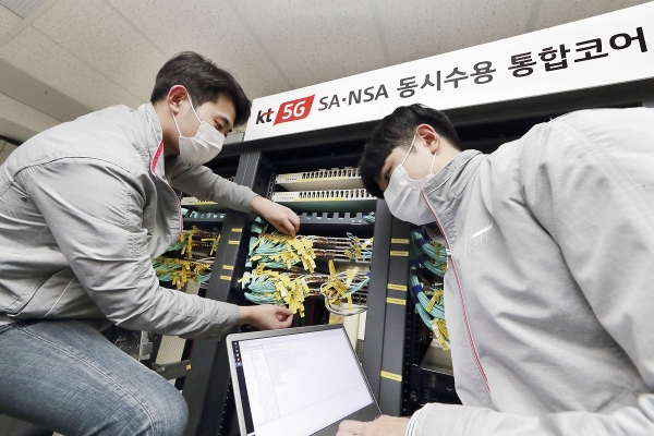 KT 네트워크 직원들이 서울 구로구 KT 구로타워에서 ‘5G SA-NSA 통합 코어망’을 점검하고 있다.[사진 KT 제공]