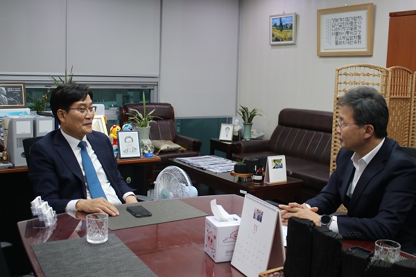 사진=국회,더불어민주당 신동근 의원(인천 서구 을)김두영 정무부시장 을 면담하고있다.