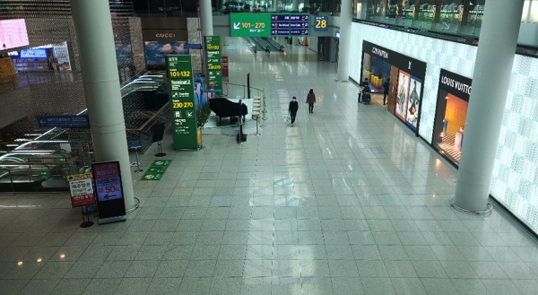 지난달 13일 인천국제공항 1터미널 면세점이 한산한 모습을 보이고 있다. [사진=뉴스1]