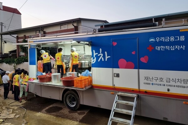 우리금융, 태풍 힌남노 피해지역에 '우리금융 구호급식차량' 지원 (사진=우리은행 제공)