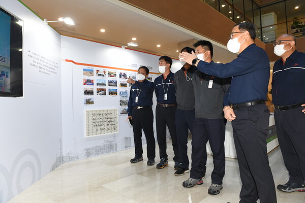 울산CLX 본관 로비에 마련된 60주년 기념 전시회 (사진=SK이노베이션 제공)