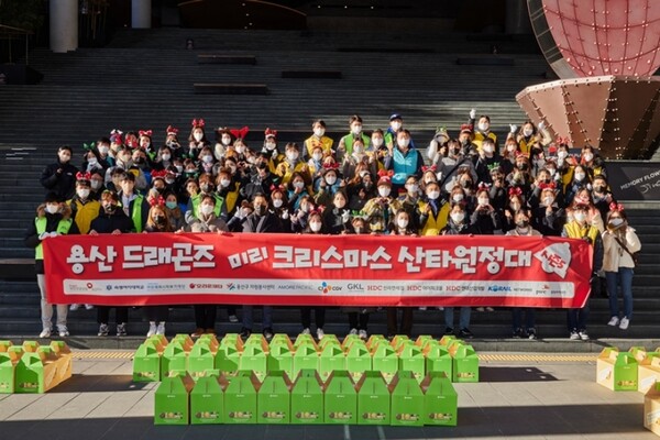 ‘미리 크리스마스 산타 원정대’에 참여한 용산 드래곤즈 봉사자들의 기념촬영 (사진=CJ 제일제당 제공)