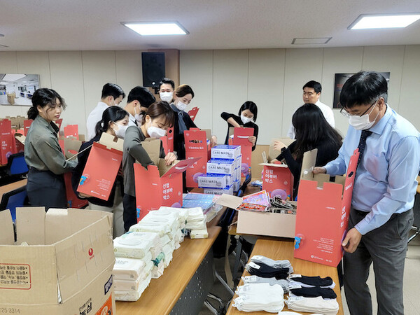 신협 관계자들이 '어부바 박스'에 생필품을 담아 포장하고 있다 (사진=신협 제공)