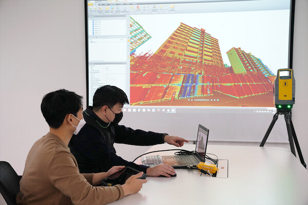 3D 스캐너를 활용해 기존 아파트 모델링 데이터 확인하는 모습  (사진=롯데건설 제공)