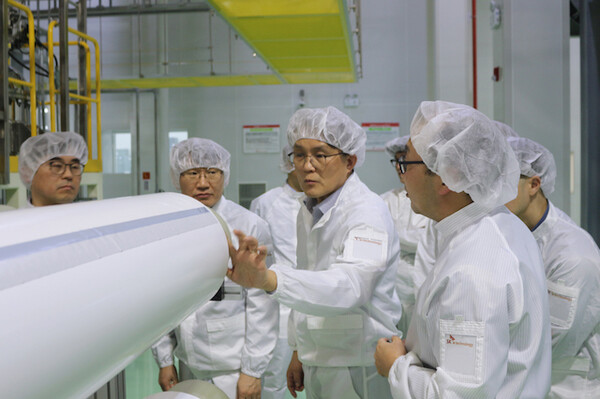 SKIET 김철중 사장이 中 창저우 생산공장을 방문해 생산기지를 점검하고 있다. (사진=SKIET 제공)