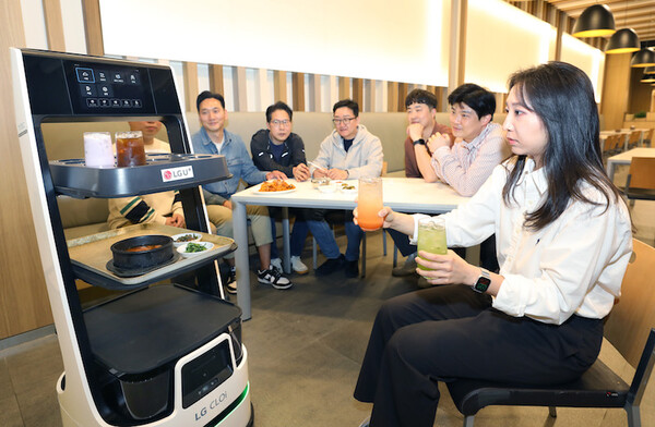 LG유플러스, 신형 LG 클로이 ‘U+서빙로봇’ 출시 (사진=LG유플러스 제공)